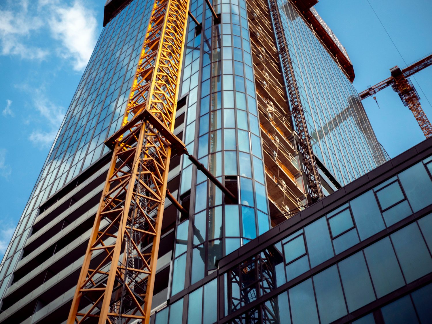 Grúa y edificios en construcción