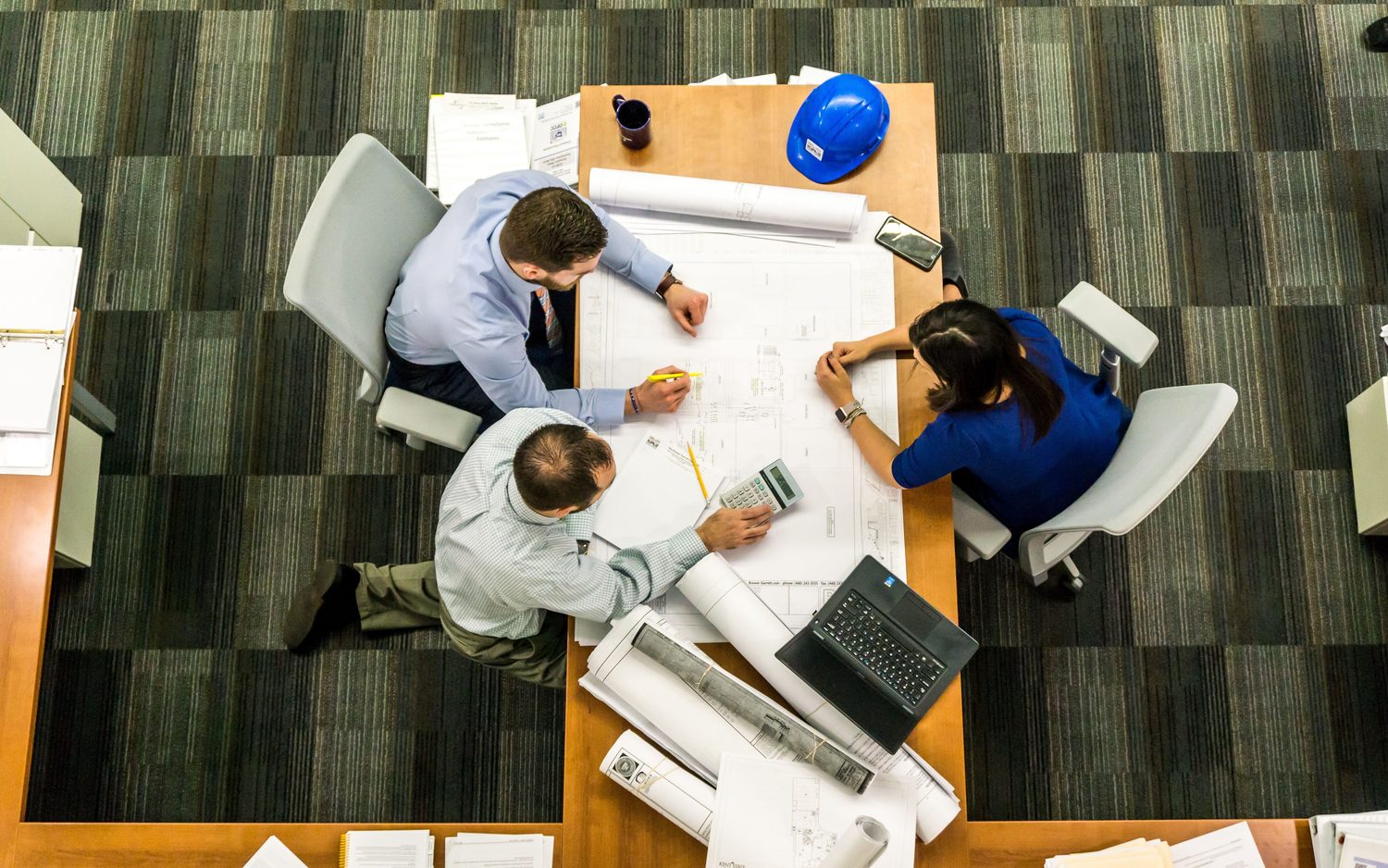 Equipo analizando planos y datos de la empresa