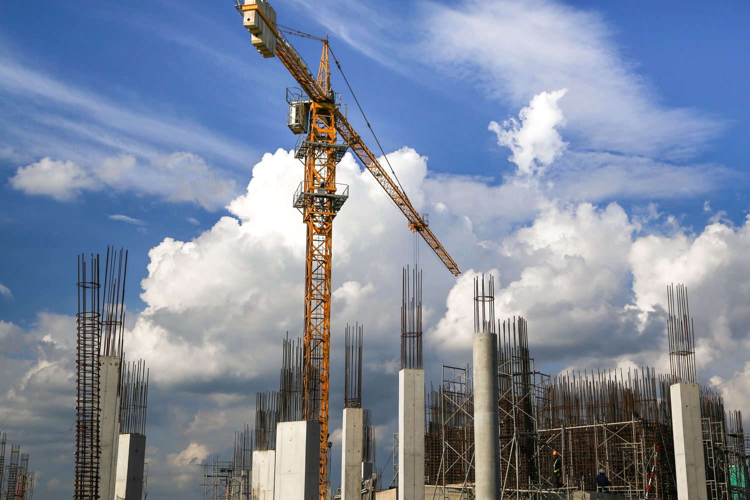 Obra en construcción con grúa