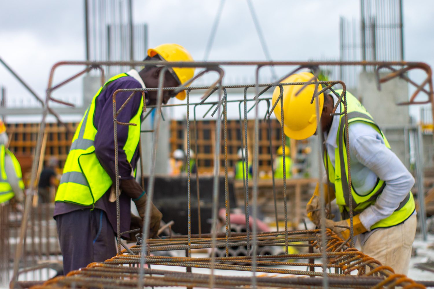 Operarios en obra revisando la estructura